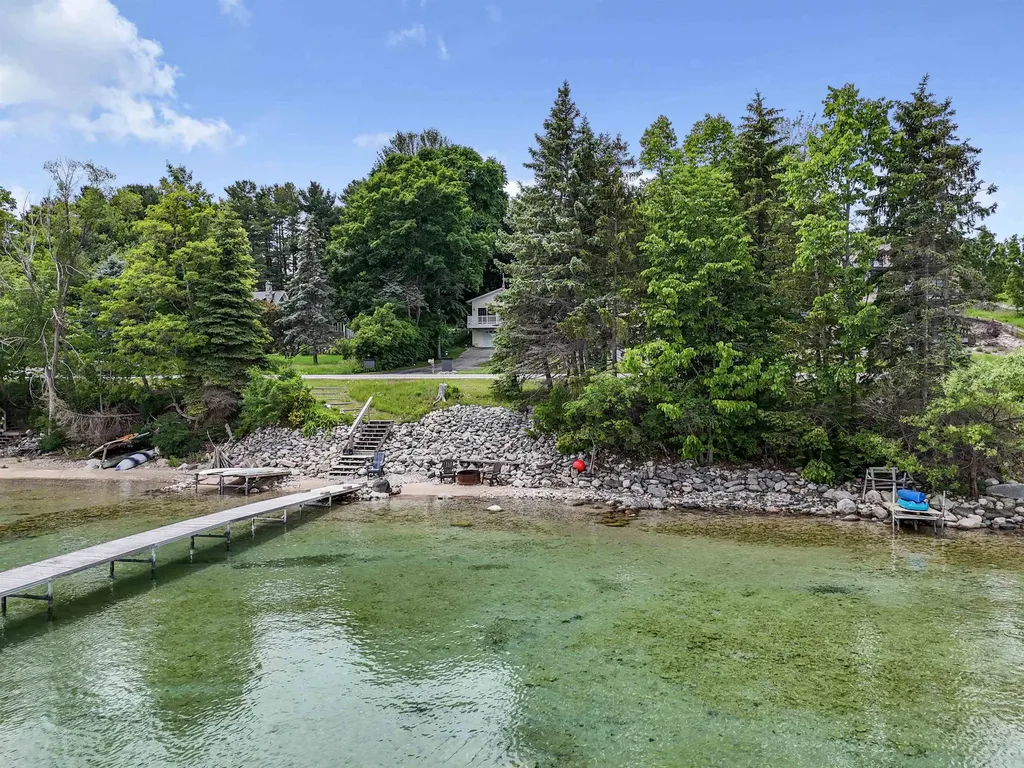 8729 Center Road Peninsula Township MI 49686
