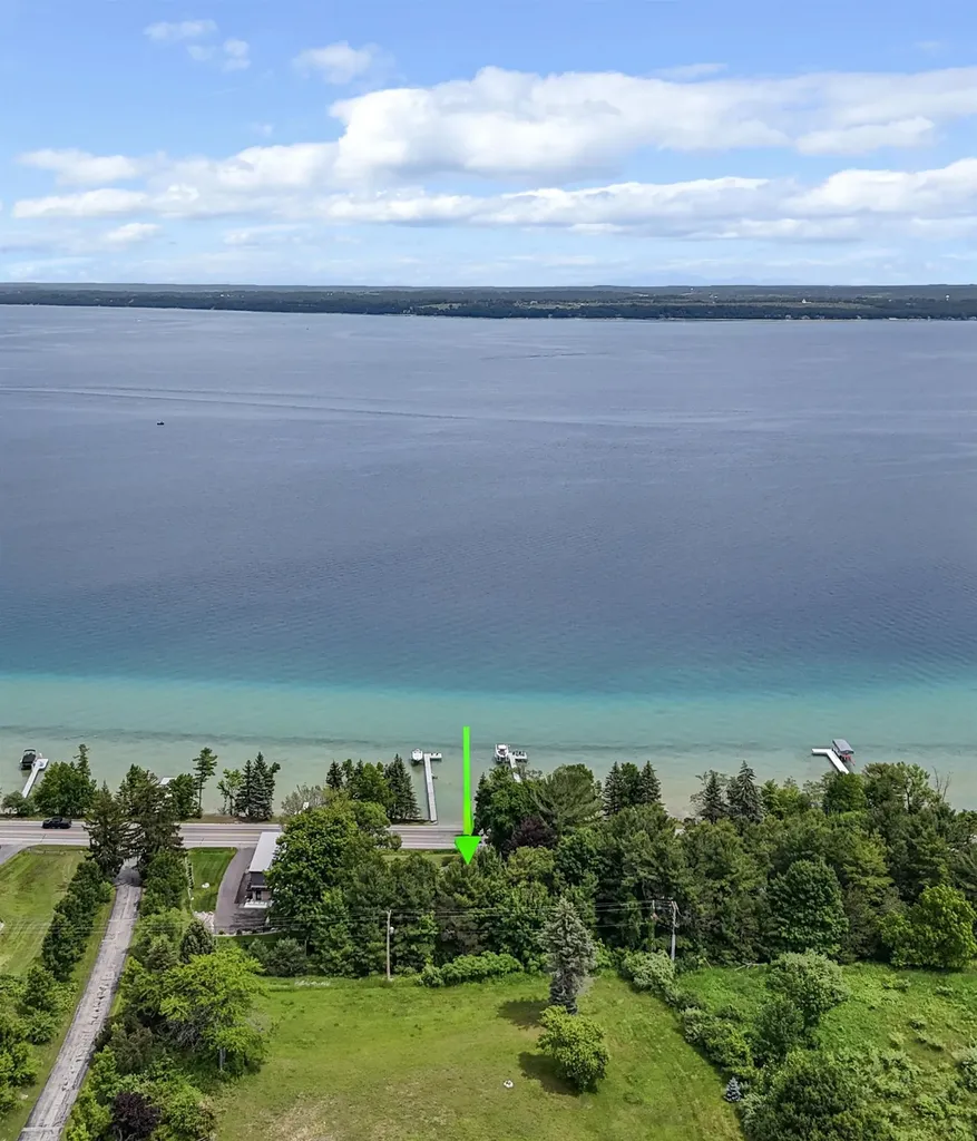 8729 Center Road Peninsula Township MI 49686