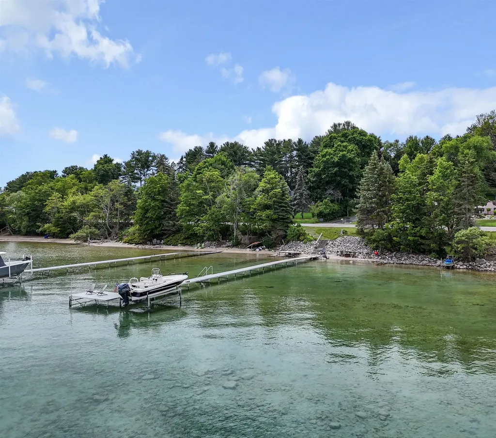 8729 Center Road Peninsula Township MI 49686