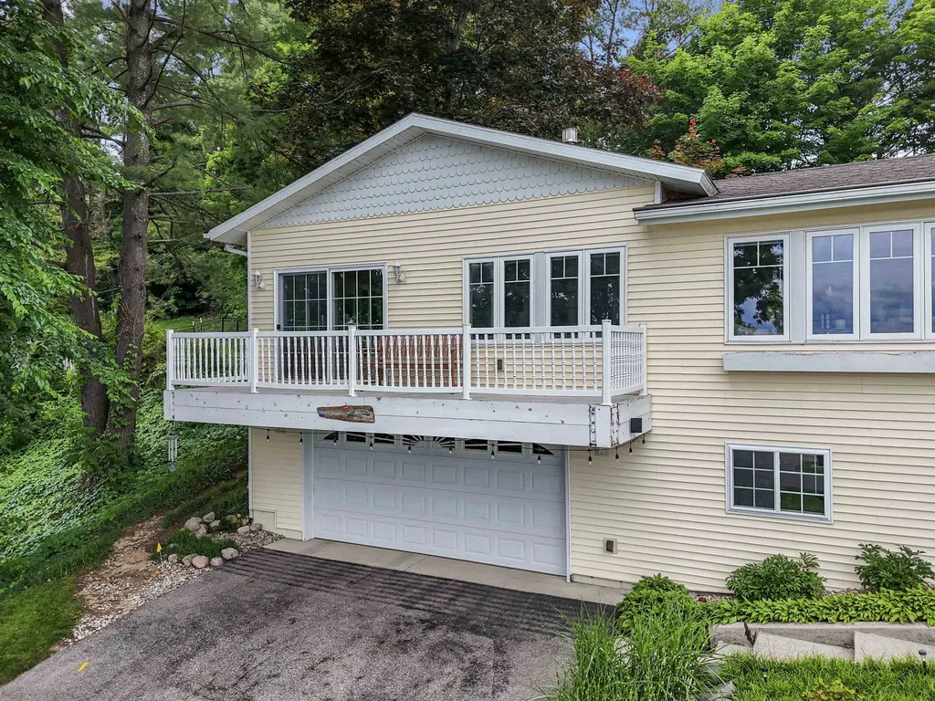 8729 Center Road Peninsula Township MI 49686