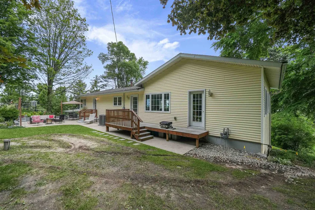 8729 Center Road Peninsula Township MI 49686