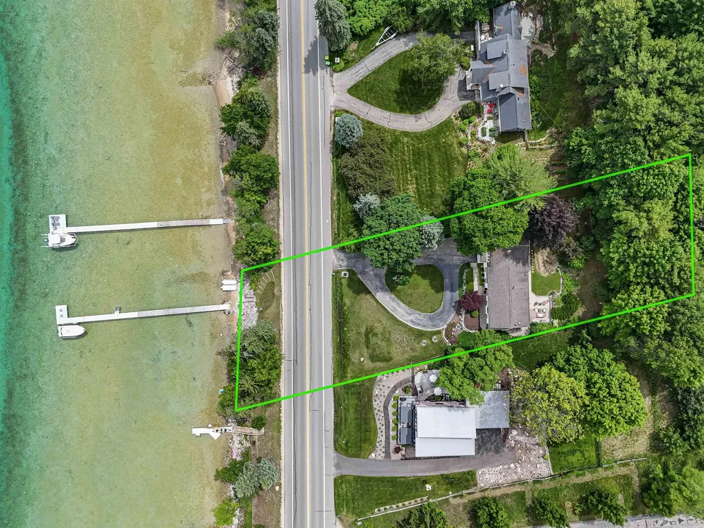8729 Center Road Peninsula Township MI 49686