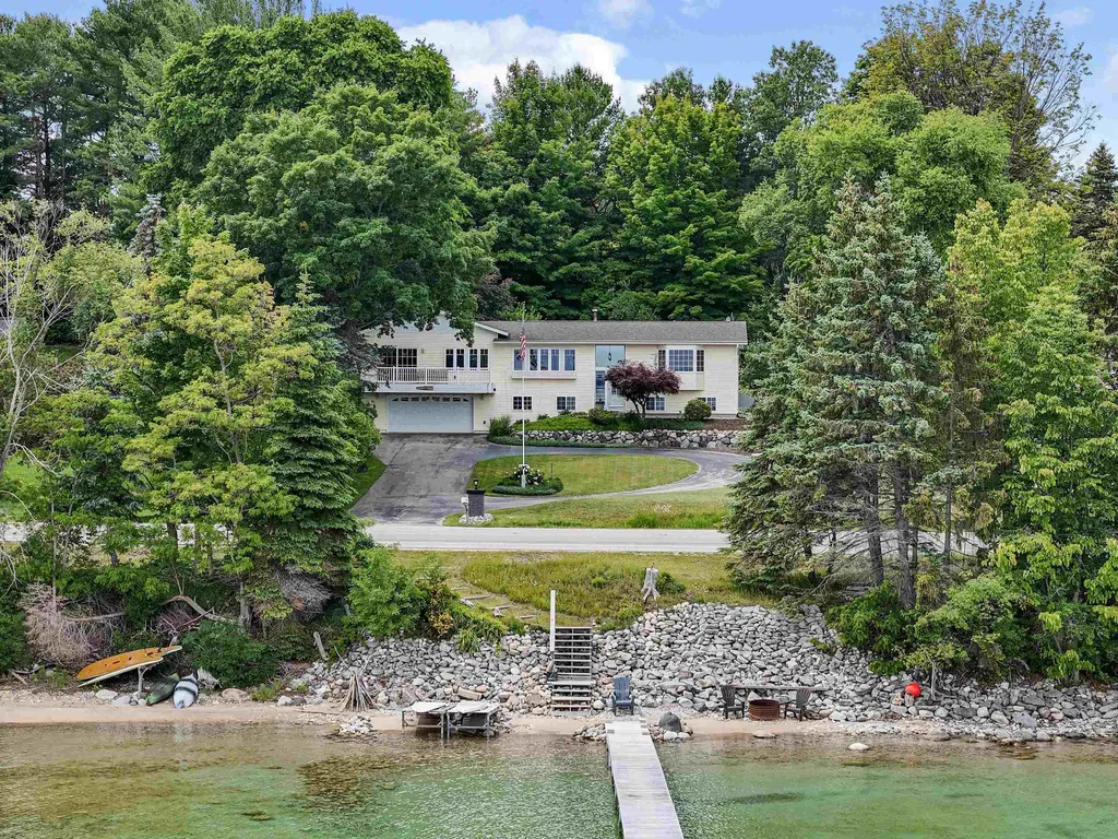 8729 Center Road Peninsula Township MI 49686