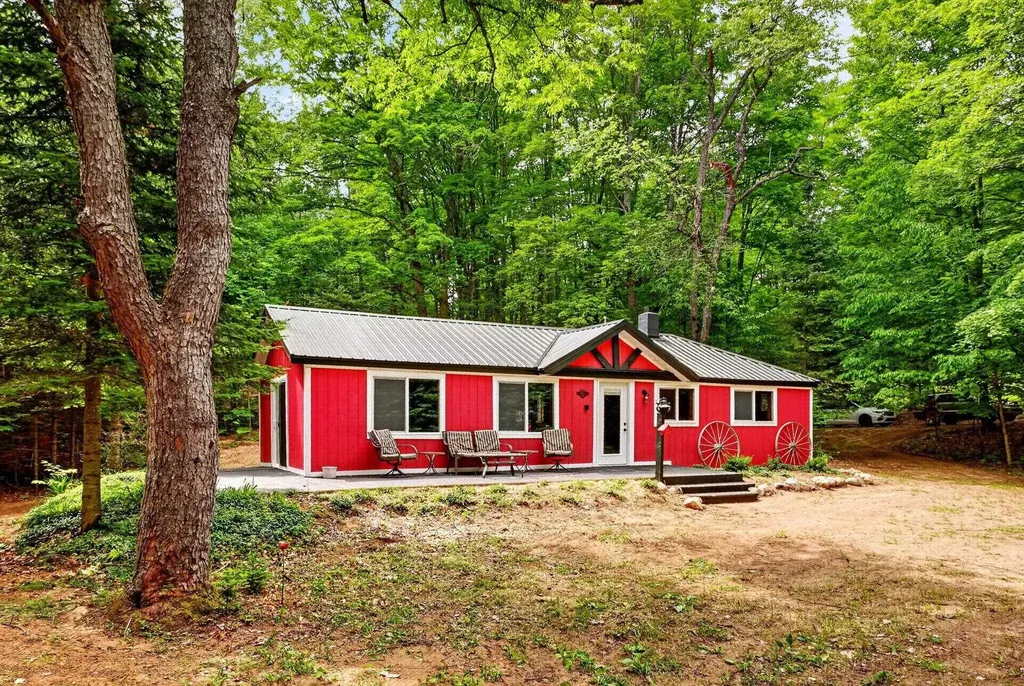 7979 N Turnerville Road Pioneer Township MI 49651