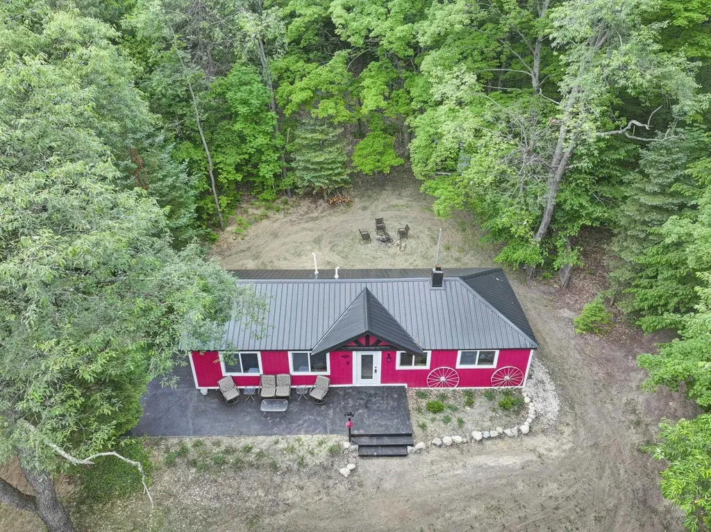 7979 N Turnerville Road Pioneer Township MI 49651
