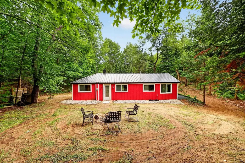 7979 N Turnerville Road Pioneer Township MI 49651