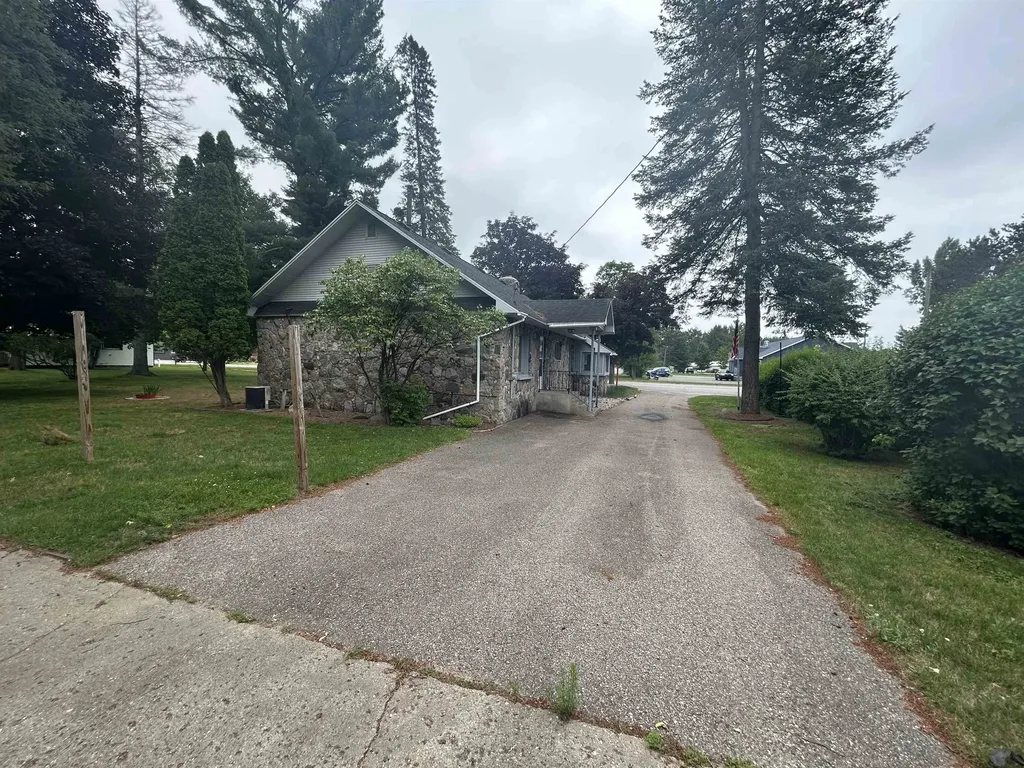 613 E Cayuga Street Kearney Township MI 49615