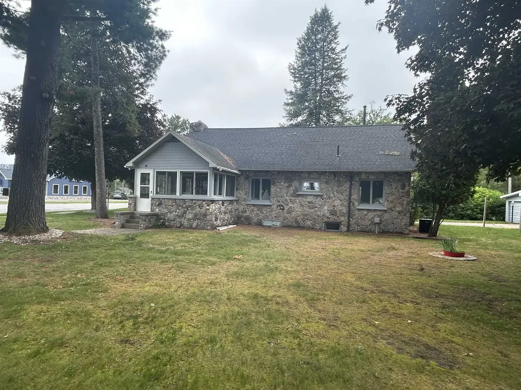 613 E Cayuga Street Kearney Township MI 49615