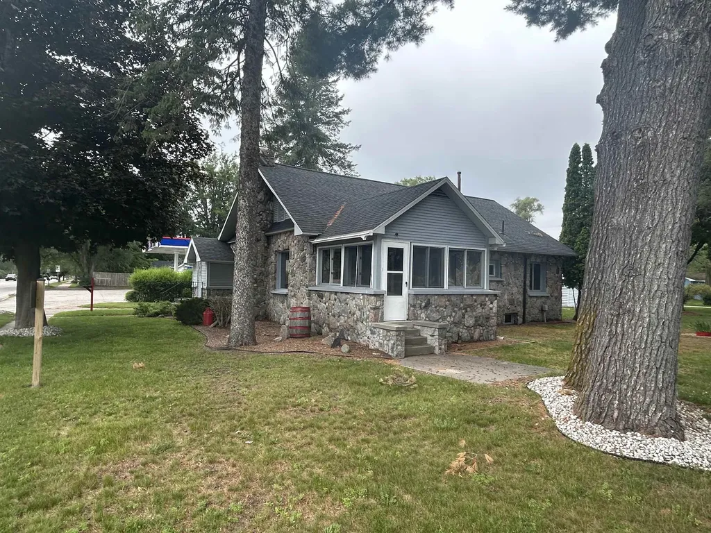 613 E Cayuga Street Kearney Township MI 49615