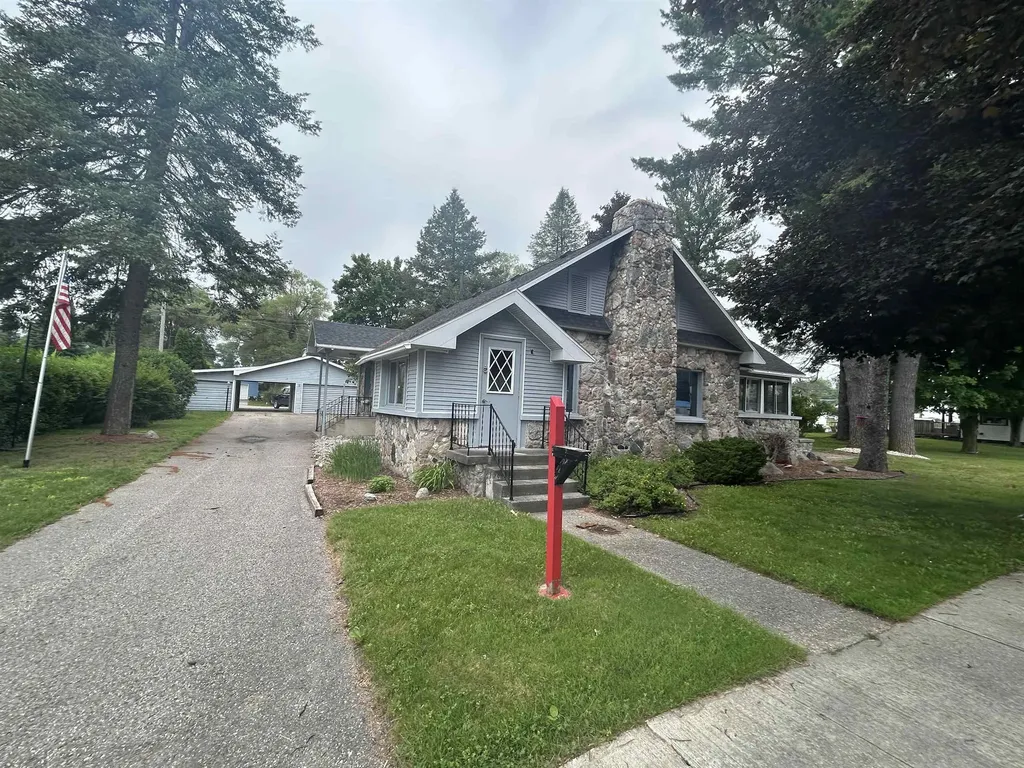 613 E Cayuga Street Kearney Township MI 49615