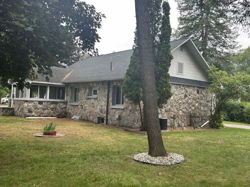 613 E Cayuga Street Kearney Township MI 49615