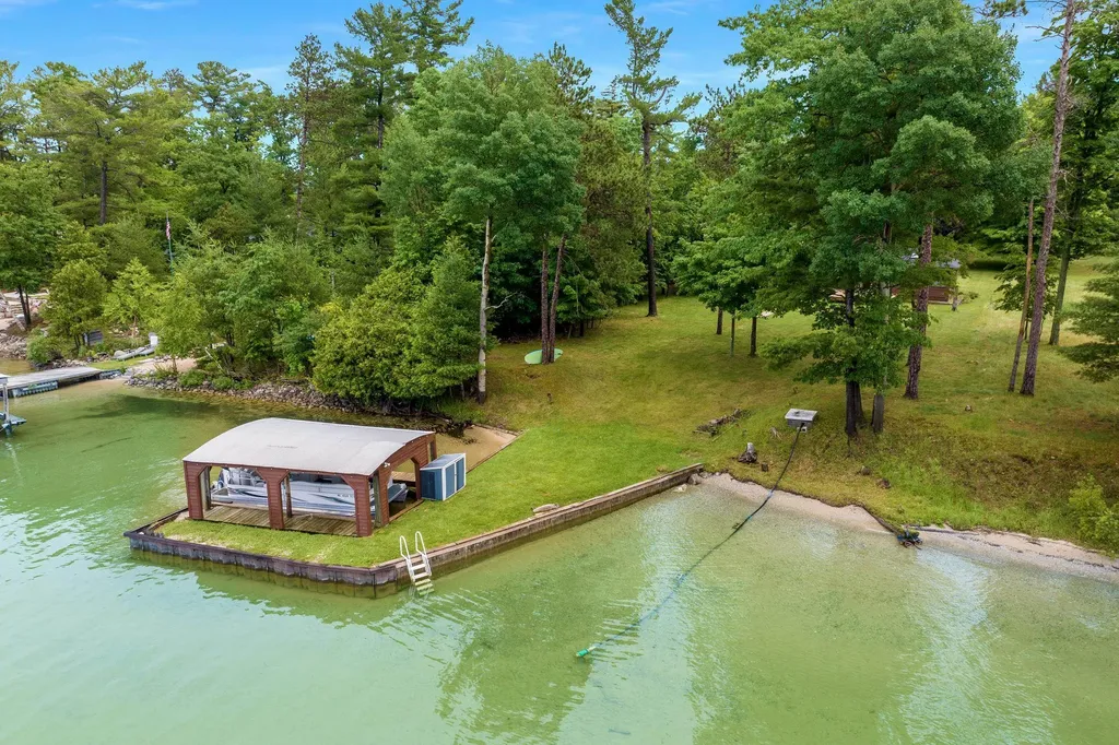 9421 Fairview Avenue Whitewater Township MI 49690