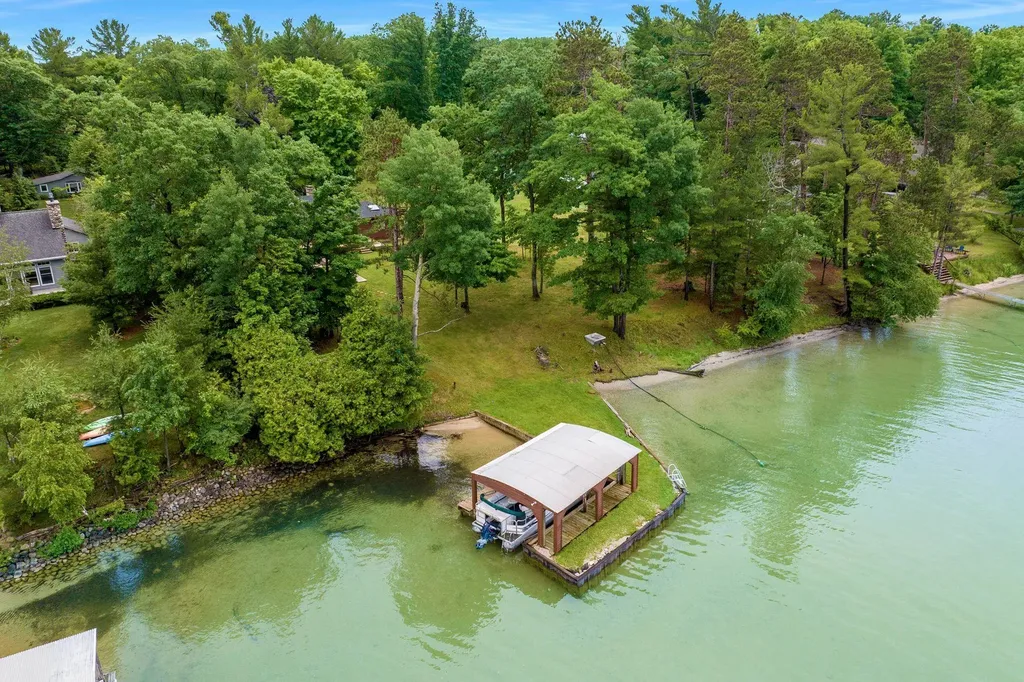 9421 Fairview Avenue Whitewater Township MI 49690