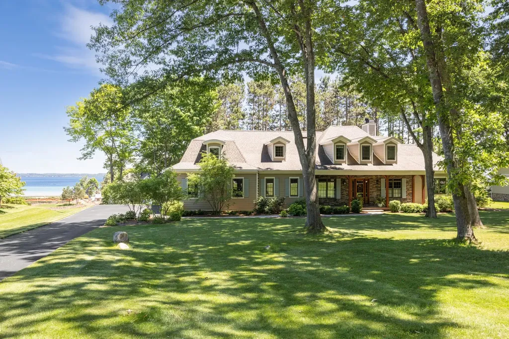 5552 S Spyglass Ridge Drive Suttons Bay Township MI 49682