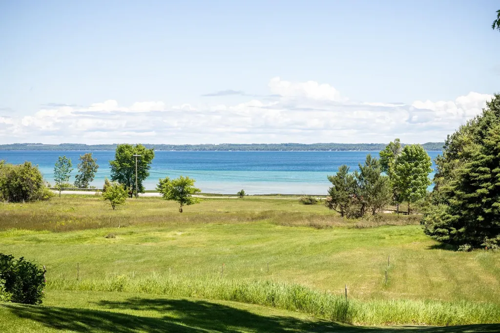 5552 S Spyglass Ridge Drive Suttons Bay Township MI 49682