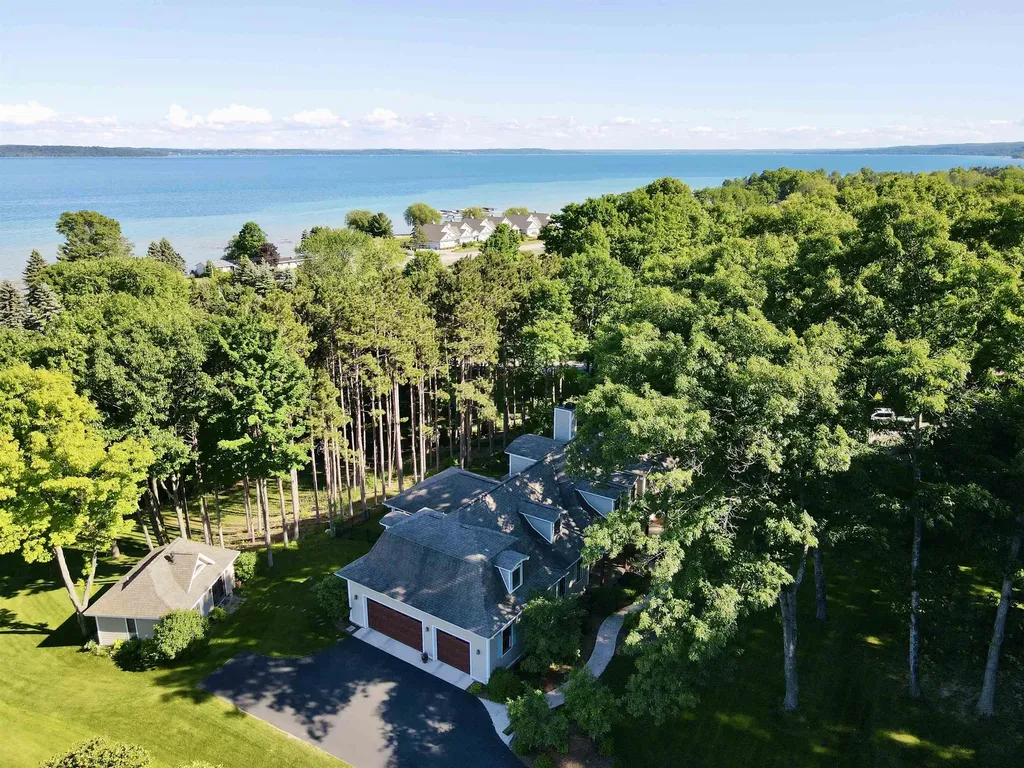 5552 S Spyglass Ridge Drive Suttons Bay Township MI 49682