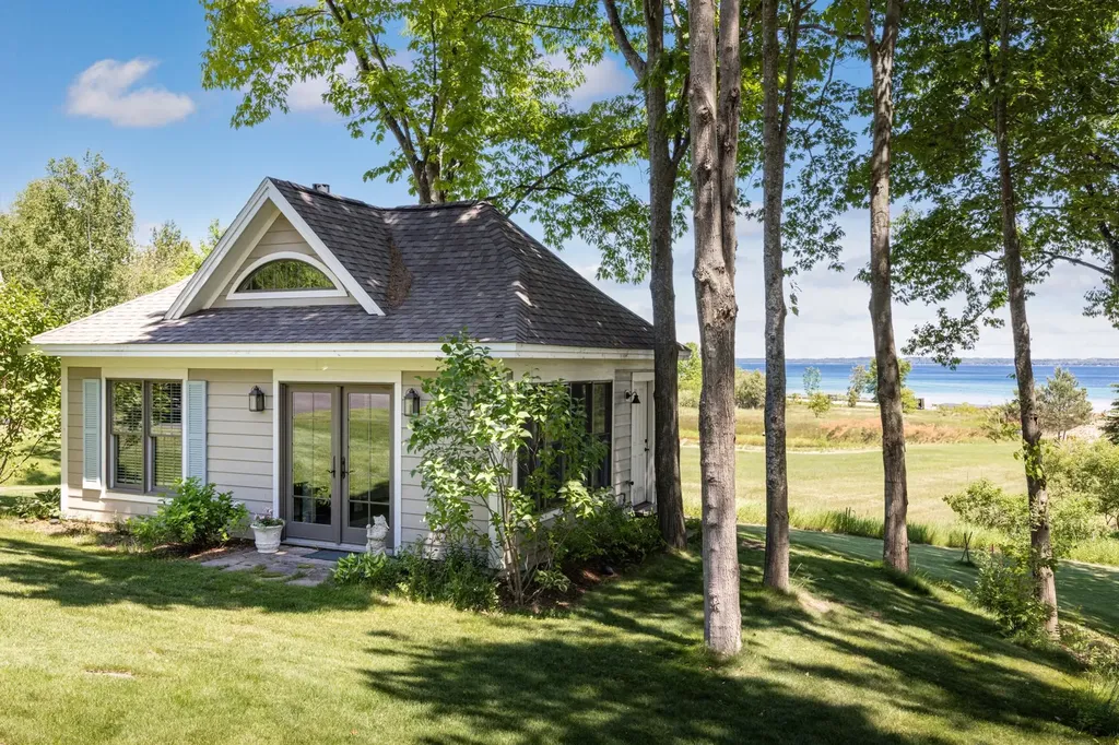 5552 S Spyglass Ridge Drive Suttons Bay Township MI 49682