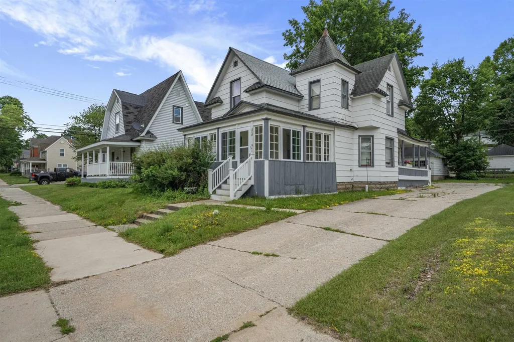 218 S Cottage Cadillac City MI 49601