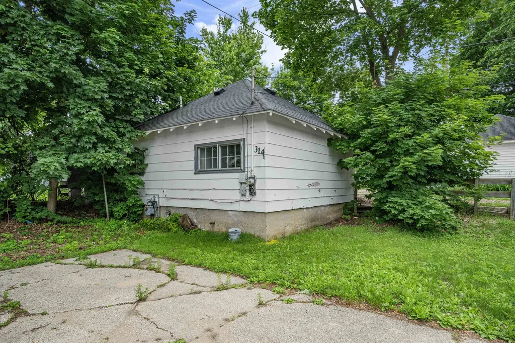 314 E Pine Cadillac City MI 49601