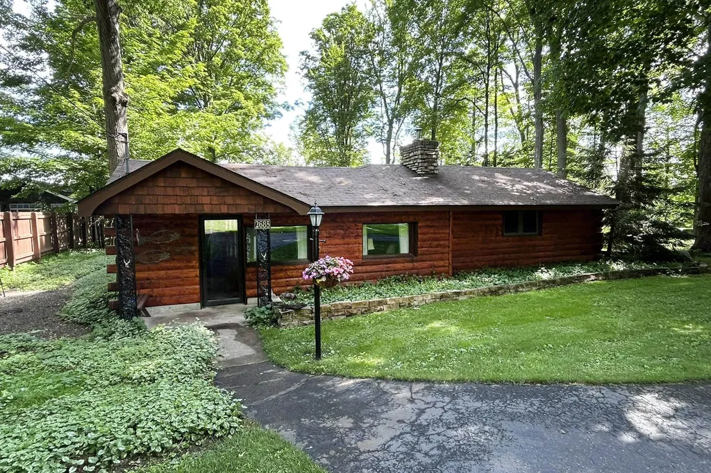 2685 Tonawanda Road Green Lake Township MI 49637
