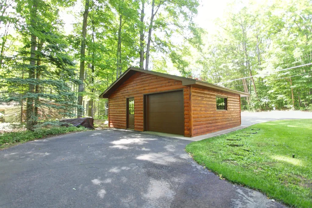 2685 Tonawanda Road Green Lake Township MI 49637