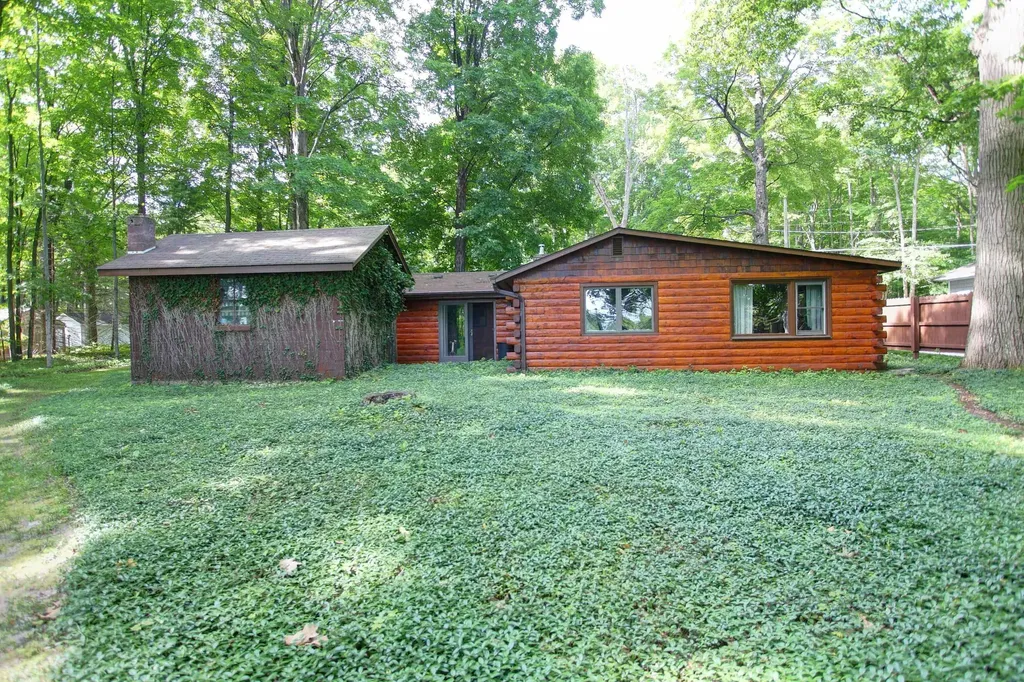 2685 Tonawanda Road Green Lake Township MI 49637
