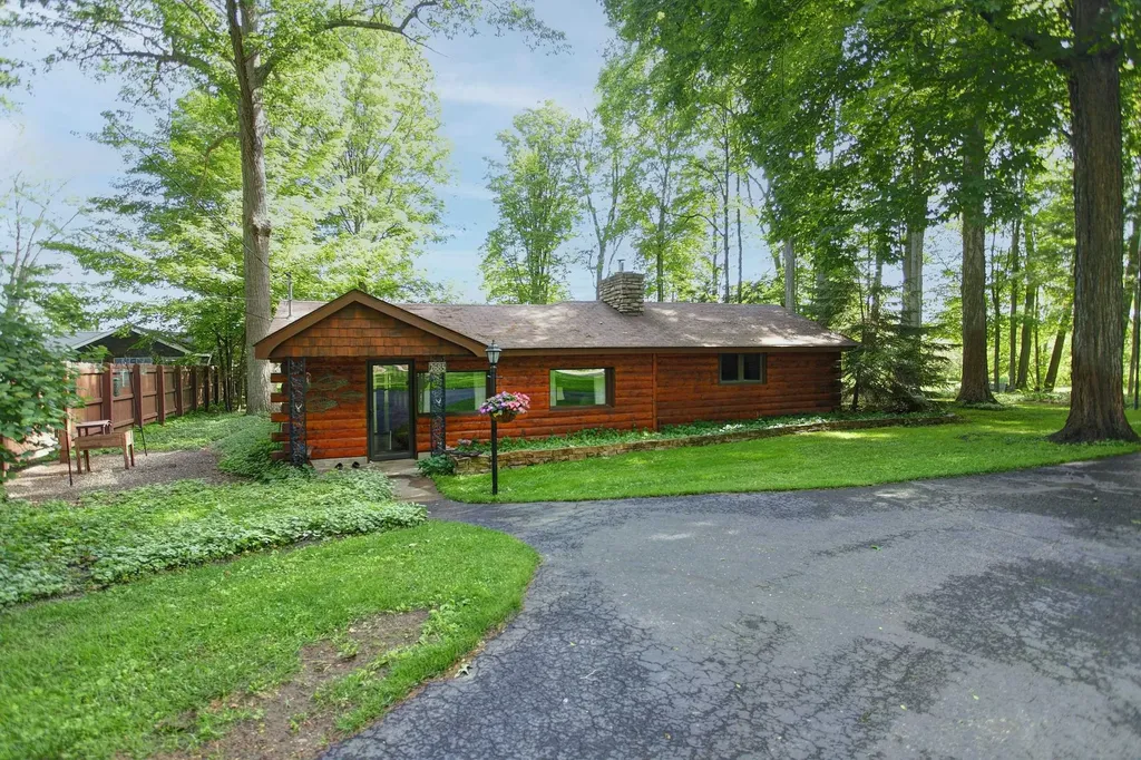 2685 Tonawanda Road Green Lake Township MI 49637