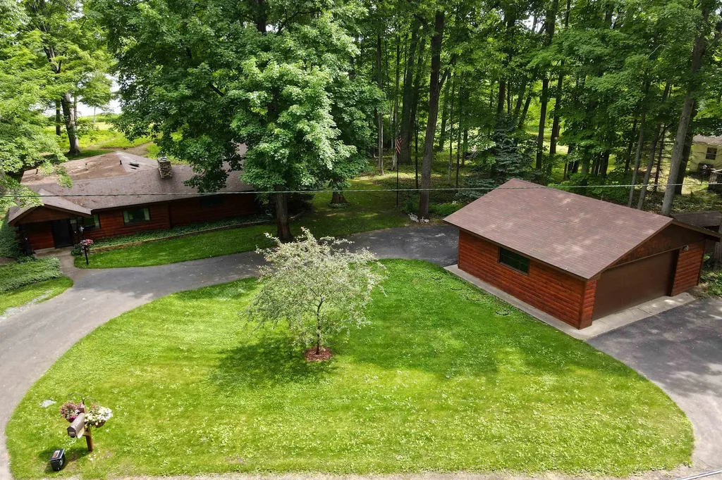 2685 Tonawanda Road Green Lake Township MI 49637