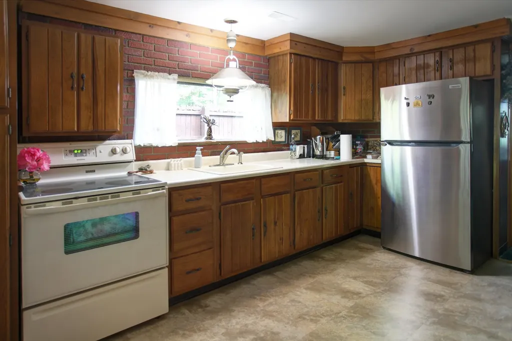 2685 Tonawanda Road Green Lake Township MI 49637
