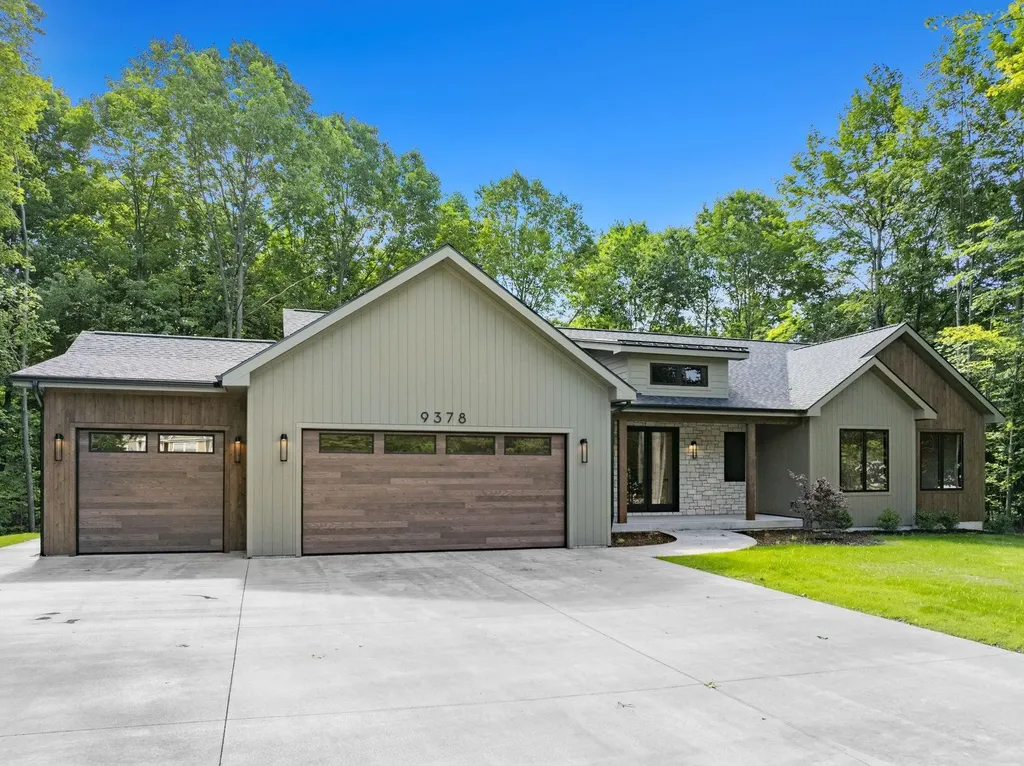 9378 E Summerfield Drive Elmwood Charter Township MI 49684