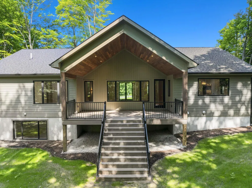 9378 E Summerfield Drive Elmwood Charter Township MI 49684