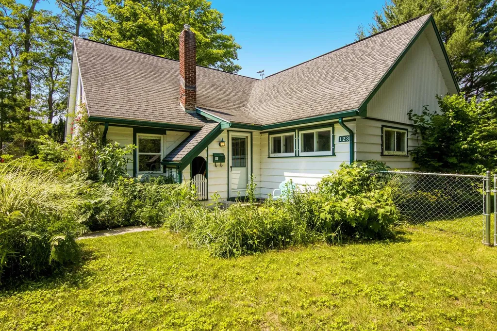 123 E Sixteenth Street Traverse City City MI 49684