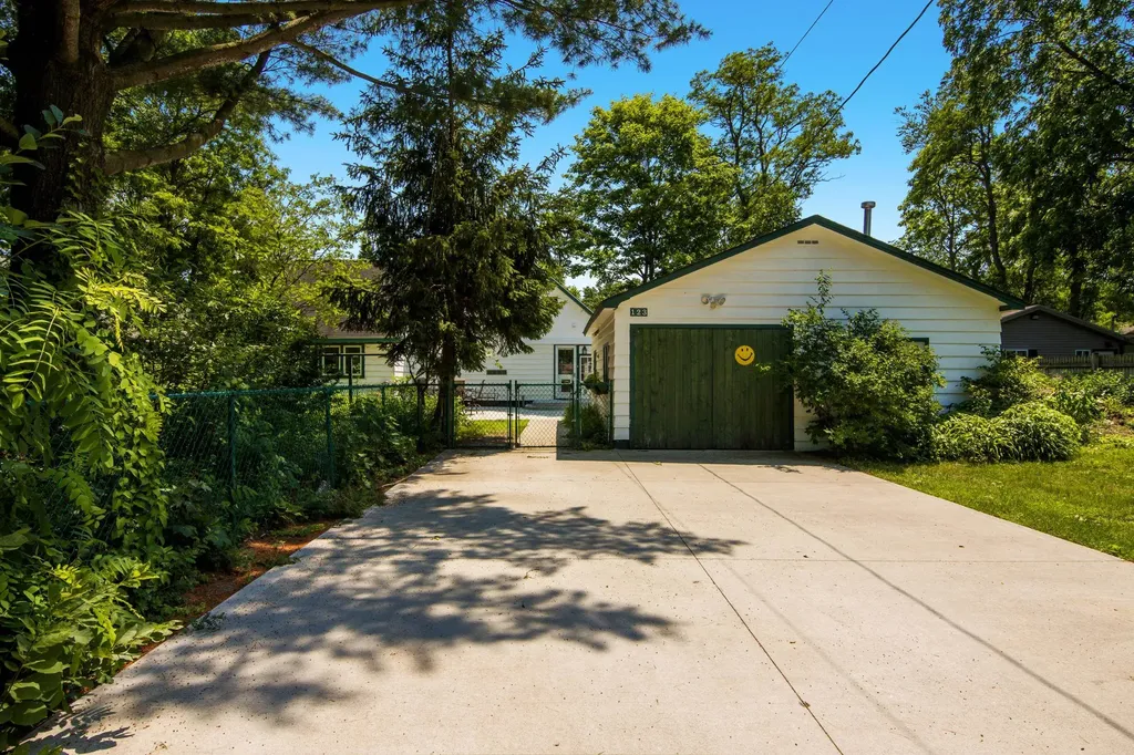 123 E Sixteenth Street Traverse City City MI 49684