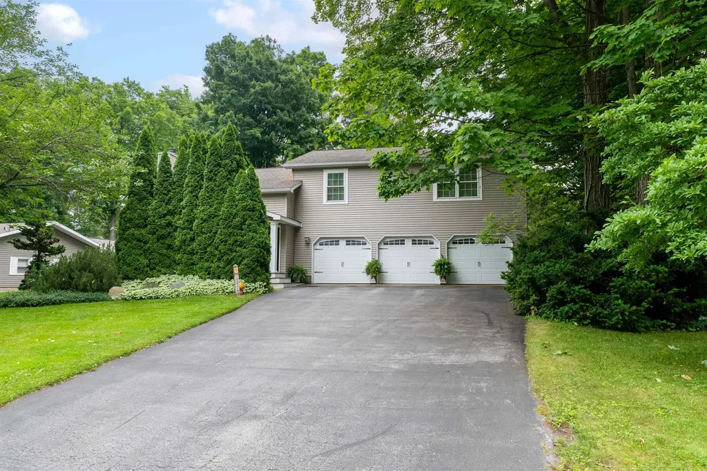 8934 Crockett Road Acme Township MI 49690