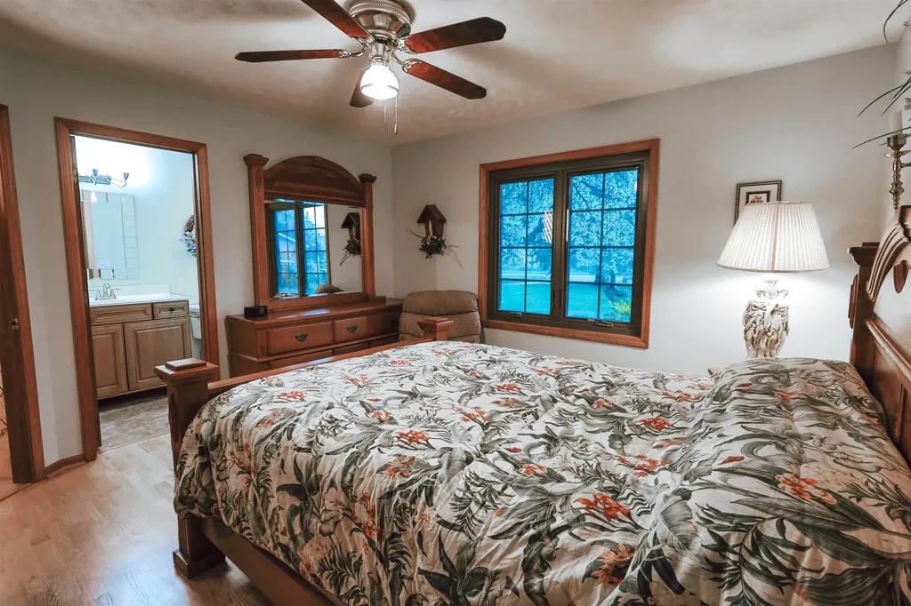 13686 Hedeen Drive Peninsula Township MI 49686