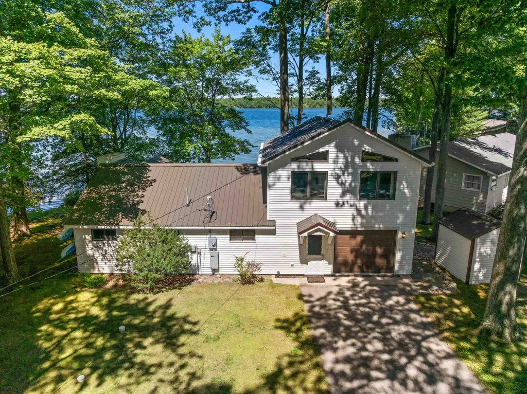 4871 Lakeview Drive Green Lake Township MI 49643