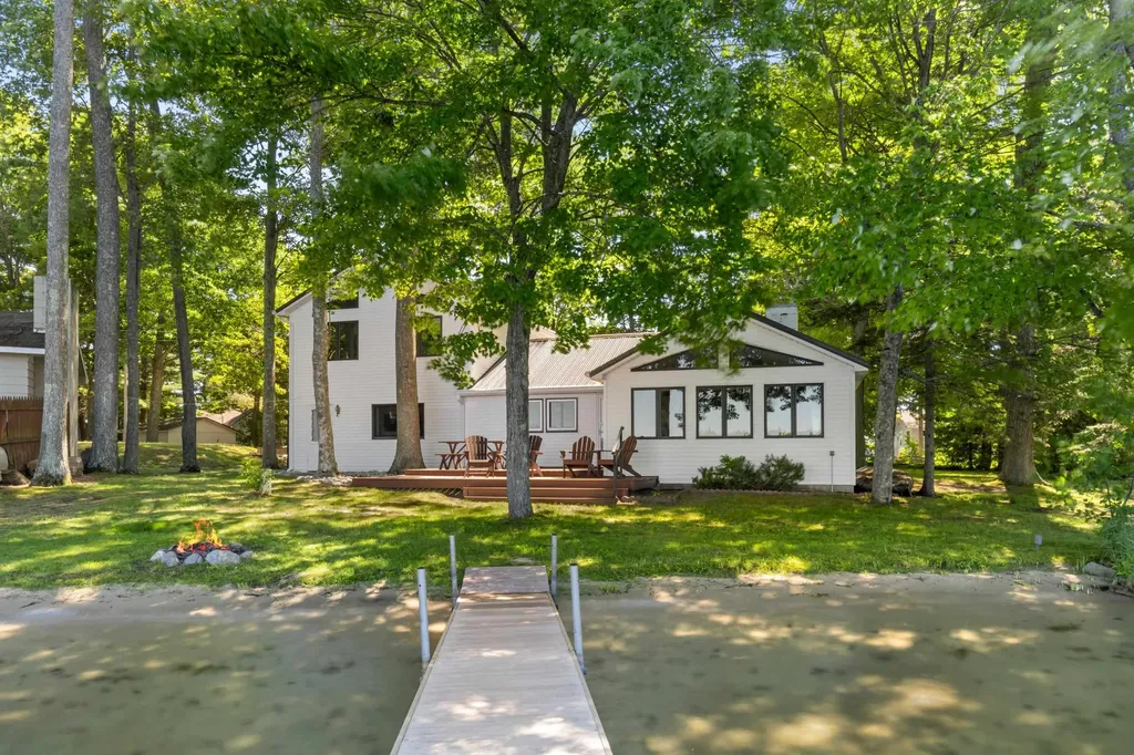 4871 Lakeview Drive Green Lake Township MI 49643