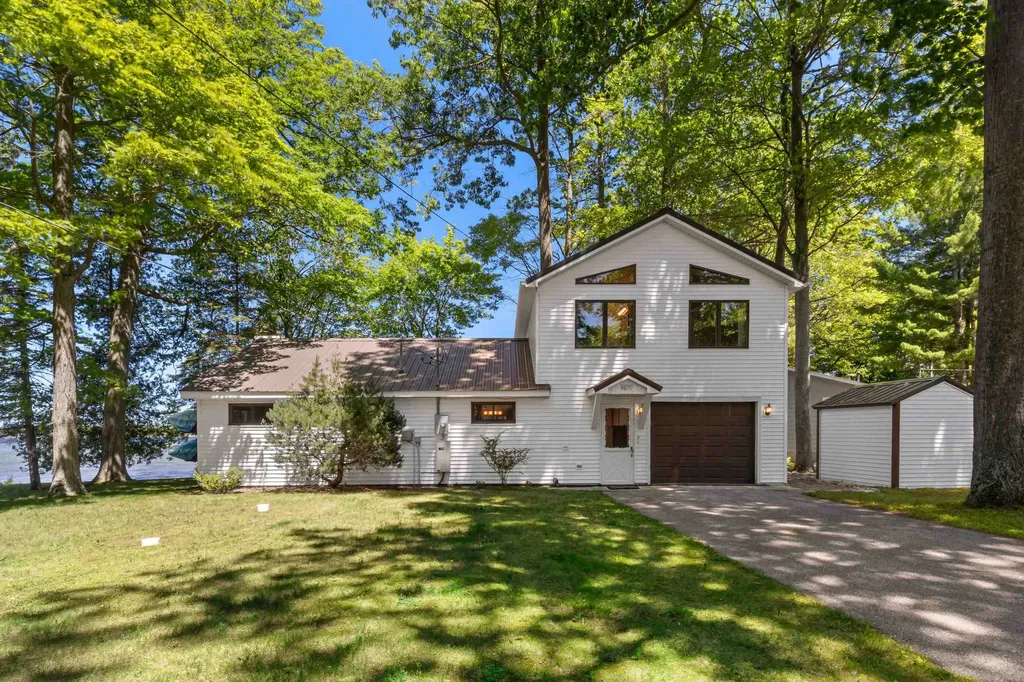 4871 Lakeview Drive Green Lake Township MI 49643