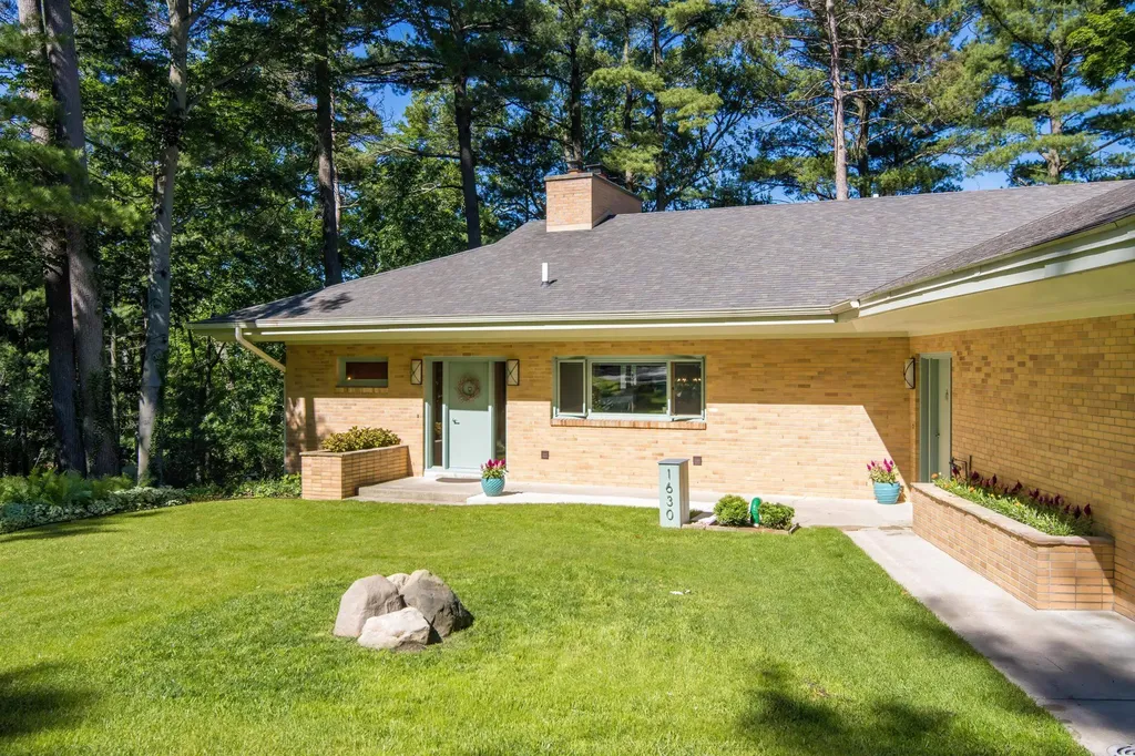 1630 Timber Lane Drive Peninsula Township MI 49686