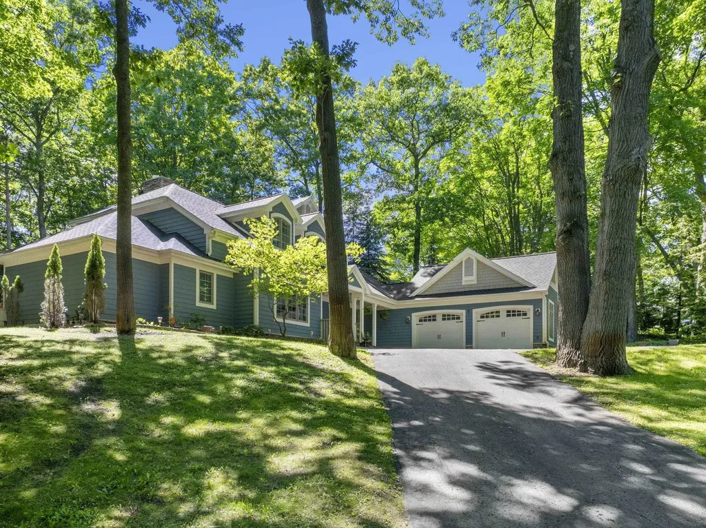 10268 E Twin Oaks Drive Elmwood Charter Township MI 49684
