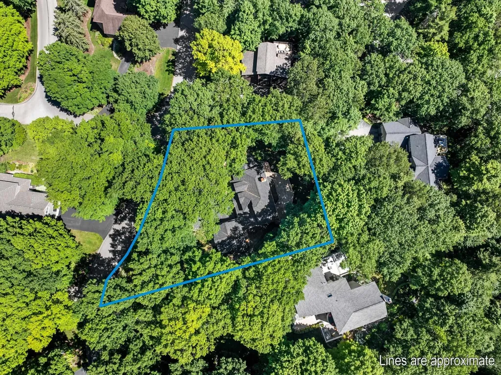 10268 E Twin Oaks Drive Elmwood Charter Township MI 49684