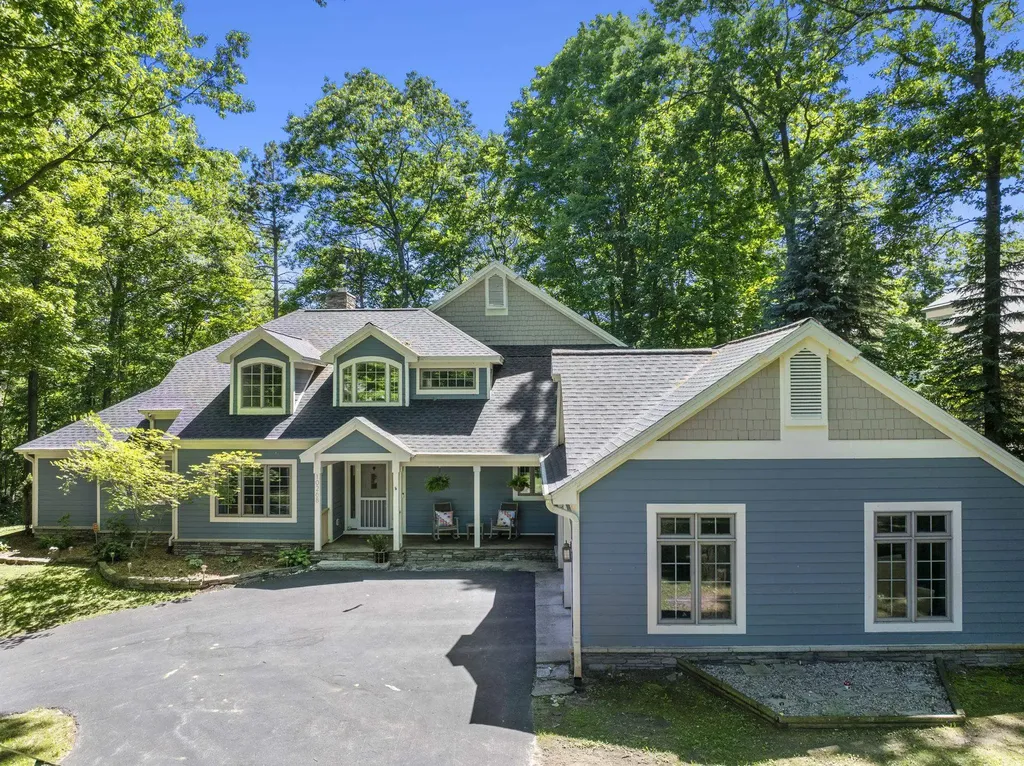 10268 E Twin Oaks Drive Elmwood Charter Township MI 49684