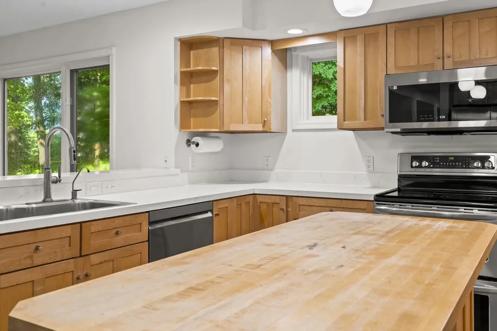 10268 E Twin Oaks Drive Elmwood Charter Township MI 49684