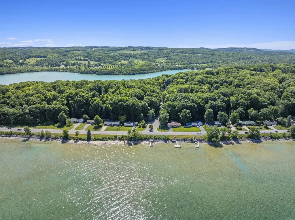 10268 E Twin Oaks Drive Elmwood Charter Township MI 49684