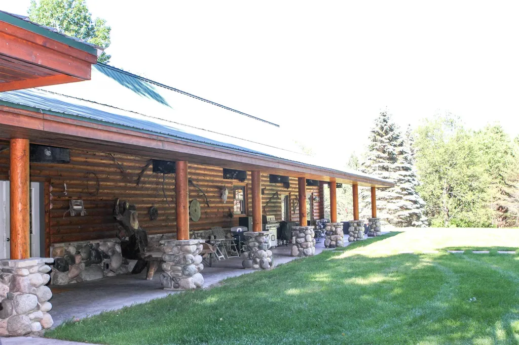 8157 NW Kellogg Road Clearwater Township MI 49612