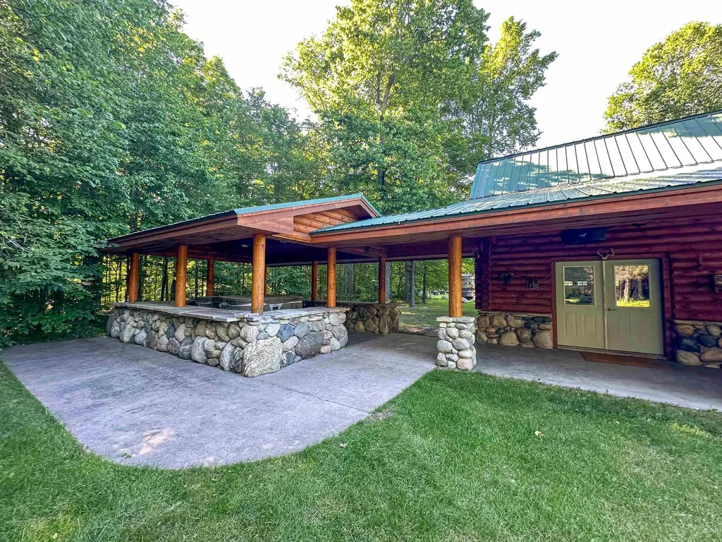 8157 NW Kellogg Road Clearwater Township MI 49612