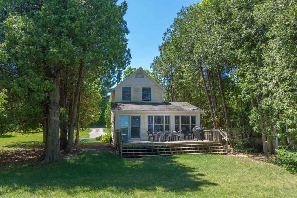 530 E Harbor Highway Cleveland Township MI 49664