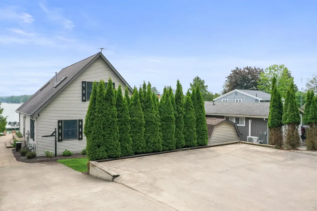 12511 SW Torch Lake Drive Milton Township MI 49676