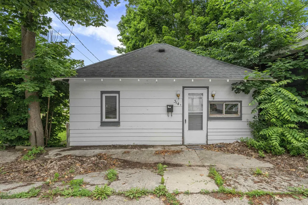 411 S Simons Street Cadillac City MI 49601