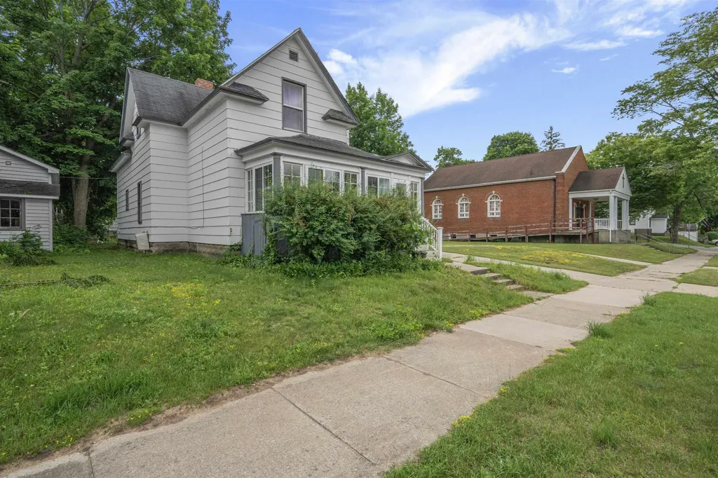 411 S Simons Street Cadillac City MI 49601